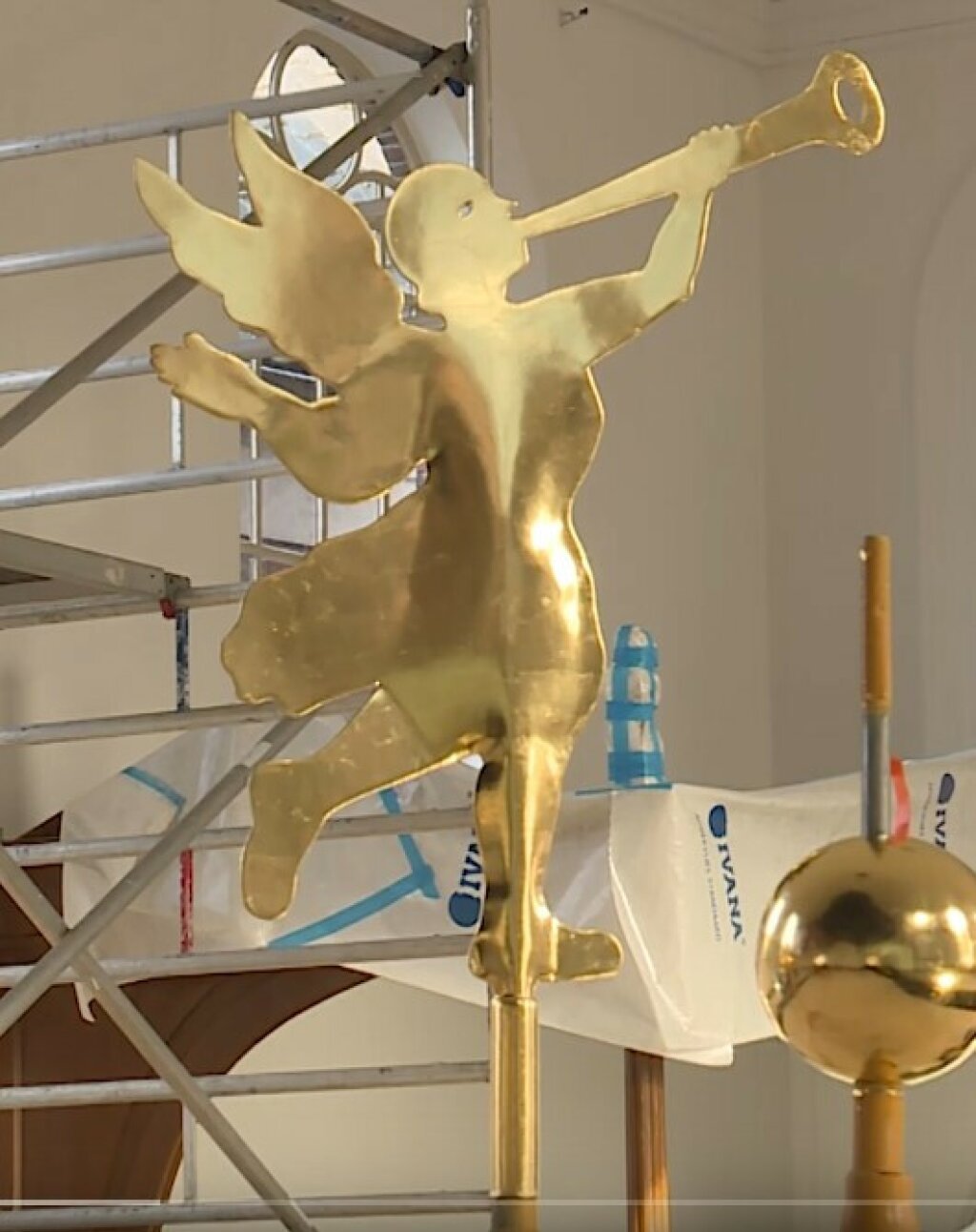 Het gouden windvaantje van de gereformeerde kerk te Thesinge in onze werkplaats.