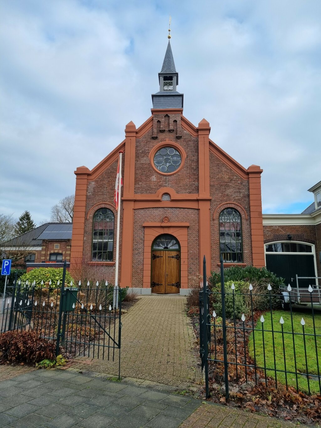 Vooraanzicht van de gereformeerde kerk in Thesinge.